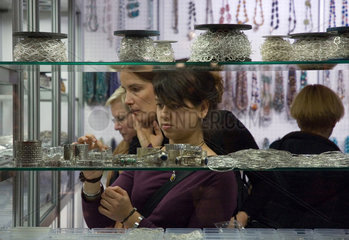 Berlin  Deutschland  Frauen vor einem Schmuckregal auf der Import Shop Berlin