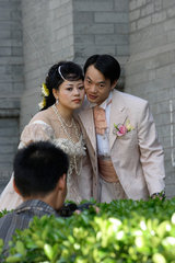 Peking  Hochzeitspaar wird vom Fotografen fotografiert