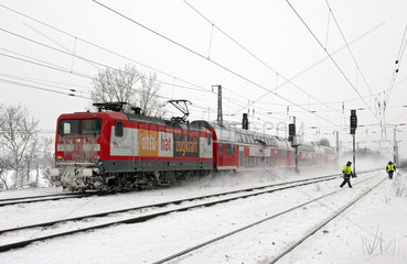 Zug im Schneetreiben
