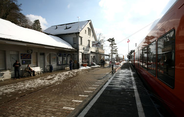 Zuerich  Schweiz  S-Bahnstation Uetliberg