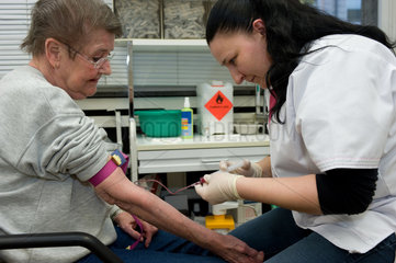 Duisburg  Deutschland  eine Krankenschwester entnimmt Blut bei einer Patientin