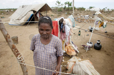 Vakaneri  Sri Lanka  eine Frau in einem Fluechtlingslager