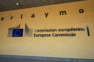Bruessel  Region Bruessel-Hauptstadt  Belgien - Logo der EU Kommission am Berlaymont-Gebaeude im Europaviertel.