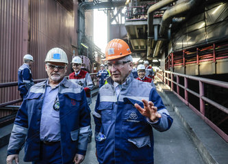 NRW-Wirtschaftsminister Andreas Pinkwart besucht ThyssenKrupp Steel  Duisburg  Ruhrgebiet  Nordrhein-Westfalen  Deutschland  Europa