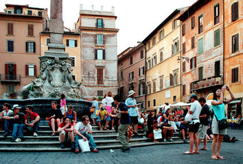 Rom  Menschen am Brunnen Quattro Fontane