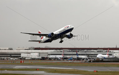 London  Grossbritannien  Flugzeug von British Airways beim Start am Flughafen Heathrow