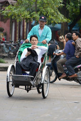Vietnam  Ein Fahrgast in einem Rikscha-Taxi