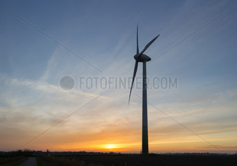 Hinte  Deutschland  ein Windrad im Sonnenuntergang