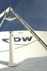 Berlin  Satellitenantenne von Deutsche Welle TV auf einem Dach