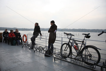 Berlin  Deutschland  Fahrrad und Menschen auf einer Faehre am Wannsee