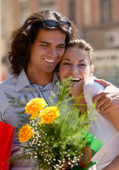 Plowdiw  Bulgarien  ein junges Paar mit Blumenstrauss