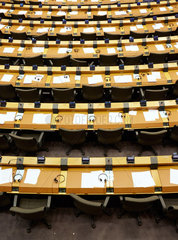 Bruessel  Region Bruessel-Hauptstadt  Belgien - Leere Sitzreihen im Sitzungssaal des Europaparlaments.