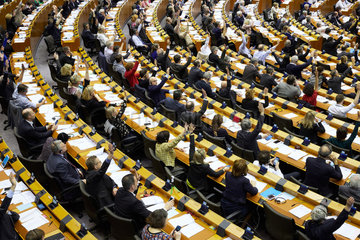 Bruessel  Region Bruessel-Hauptstadt  Belgien - Abstimmung im Sitzungssaal des Europaparlaments.