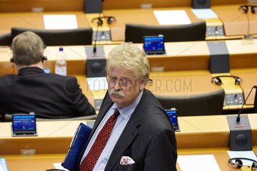 Bruessel  Region Bruessel-Hauptstadt  Belgien - Elmar Brok im Sitzungssaal des Europaparlaments.