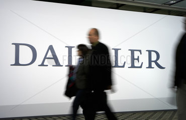 Berlin  Deutschland  Aktionaere der Daimler AG auf dem Weg zur Hauptversammlung