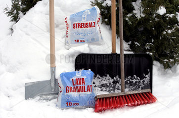 Neuenhagen  Deutschland  Schneeschieber  Besen  Eishacke  Granulat und Streusalz