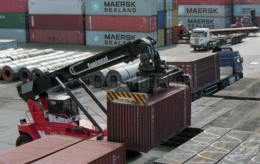 Container-Stapler im Terminal des Handelshafens von Kaliningrad  Russland