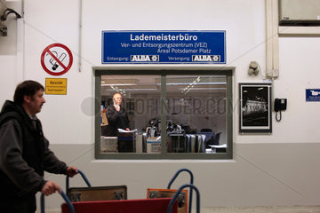 Berlin  Deutschland  das Lademeisterbuero im unterirdischen Logistikzentrum