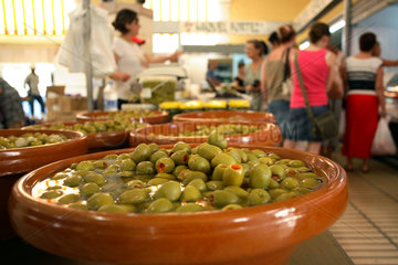 Felanitx  gruene Oliven auf einem Markt