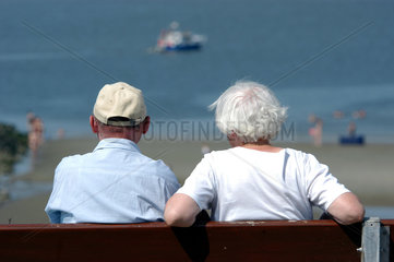 Borkum: Ein aelteres Ehepaar sitzt auf einer Bank