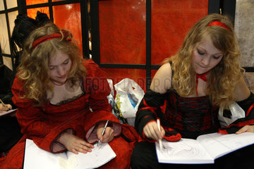 Leipziger Buchmesse 2007: Verkleidete Manga-Fans zeichnen in ein ConHon