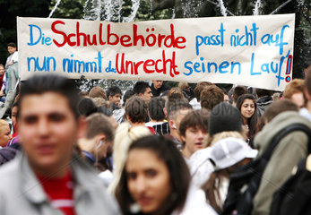 Berlin  Deutschland  Schuelerdemonstration gegen die Wiederholung der Mathepruefung