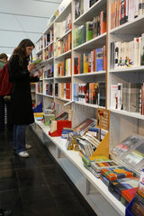 Leipziger Buchmesse 2007: Lesende Frau am Buchregal
