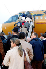 Berlin  Reisende betreten eine Maschine am Flughafen Berlin-Schoenefeld