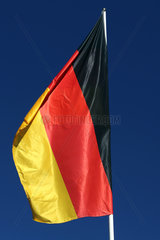 Hoppegarten  Deutschland  Nationalfahne von Deutschland haengt schlaff am Fahnenmast