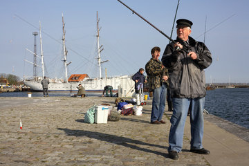 Stralsund  Angler im Hafen vor dem Segelschulschiff Gorch Fock