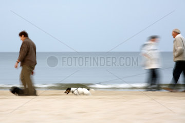 Swinemuende  Polen  Spaziergaenger am Strand