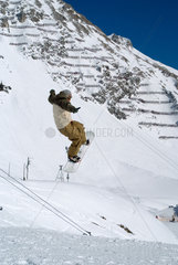 Innsbruck  Snowboarder bei der Abfahrt