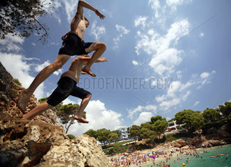 Cala D'Or  Jugendliche springen von einem Felsen ins Wasser