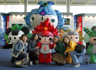 Hong Kong  Frauen mit den Maskottchen der Olympischen Sommerspiele 2008 in Peking