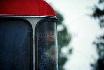 Ein Junge schaut aus einem Bus heraus  Rumaenien