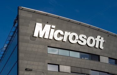 Prag  Tschechische Republik  Schriftzug von Microsoft am Firmengebaeude Prag