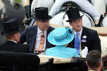 Ascot  Grossbritannien  Prince Andrew  The Duke of York  (links) und Prince Harry of Wales sitzen in einer Kutsche