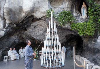 Gottesdienst an der Grotte von Massiabelle in Lourdes  Frankreich