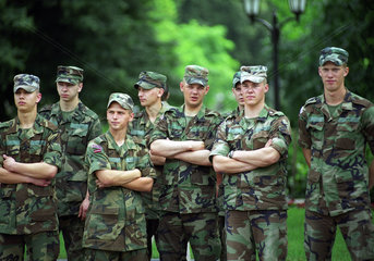 Soldaten schauen dem Wachwechsel zu  Riga  Lettland