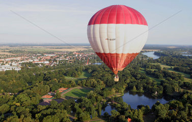 Magdeburg  Deutschland  Heissluftballon in der Luft