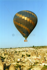 Heissluftballon im Goereme Nationalpark  Kappadokien (Tuerkei)