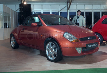 Tango-roter Ford StreetKa in einem Autosalon in Bukarest  Rumaenien