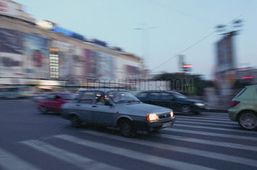 Stadtverkehr am Platz der Einheit (Piata Unirii) in Bukarest