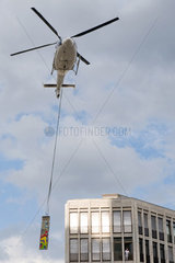Berlin  Deutschland  ein Hubschrauber transportiert ein Teil der Berliner Mauer