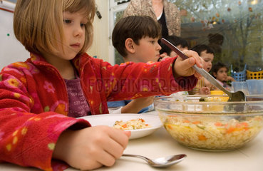 Berlin  Deutschland  Kinder beim Mittagessen in einer Kita