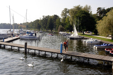 Bad Saarow  eine der vier modernen Sportbootsteganlagen der Saarow Marina