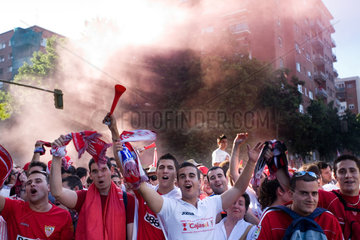Madrid  Fans des Sevilla FC vor dem Santiago Bernabeu-Stadion