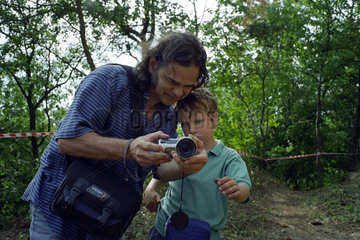Ein Mann zeigt seinem Sohn seine Kamera  Polen