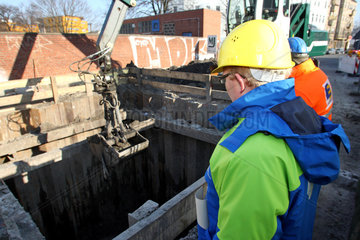 Berlin  Deutschland  Mitarbeiter der Berliner Wasserbetriebe an einer Baugrube