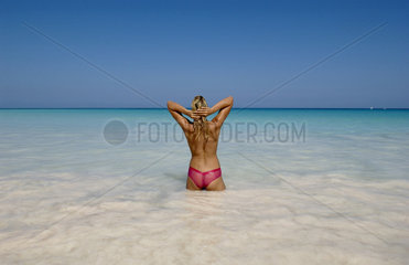 Eine junge Frau beim baden im Atlantik  Bahamas